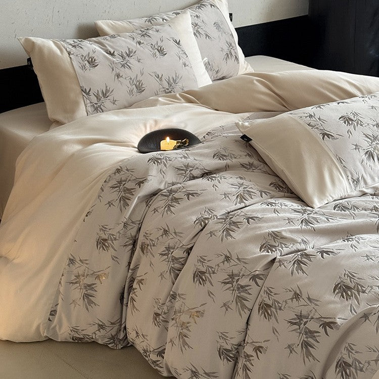 Satin-Bettwäschegarnitur mit feinem Bambusblatt-Print und seidenweichem Finish