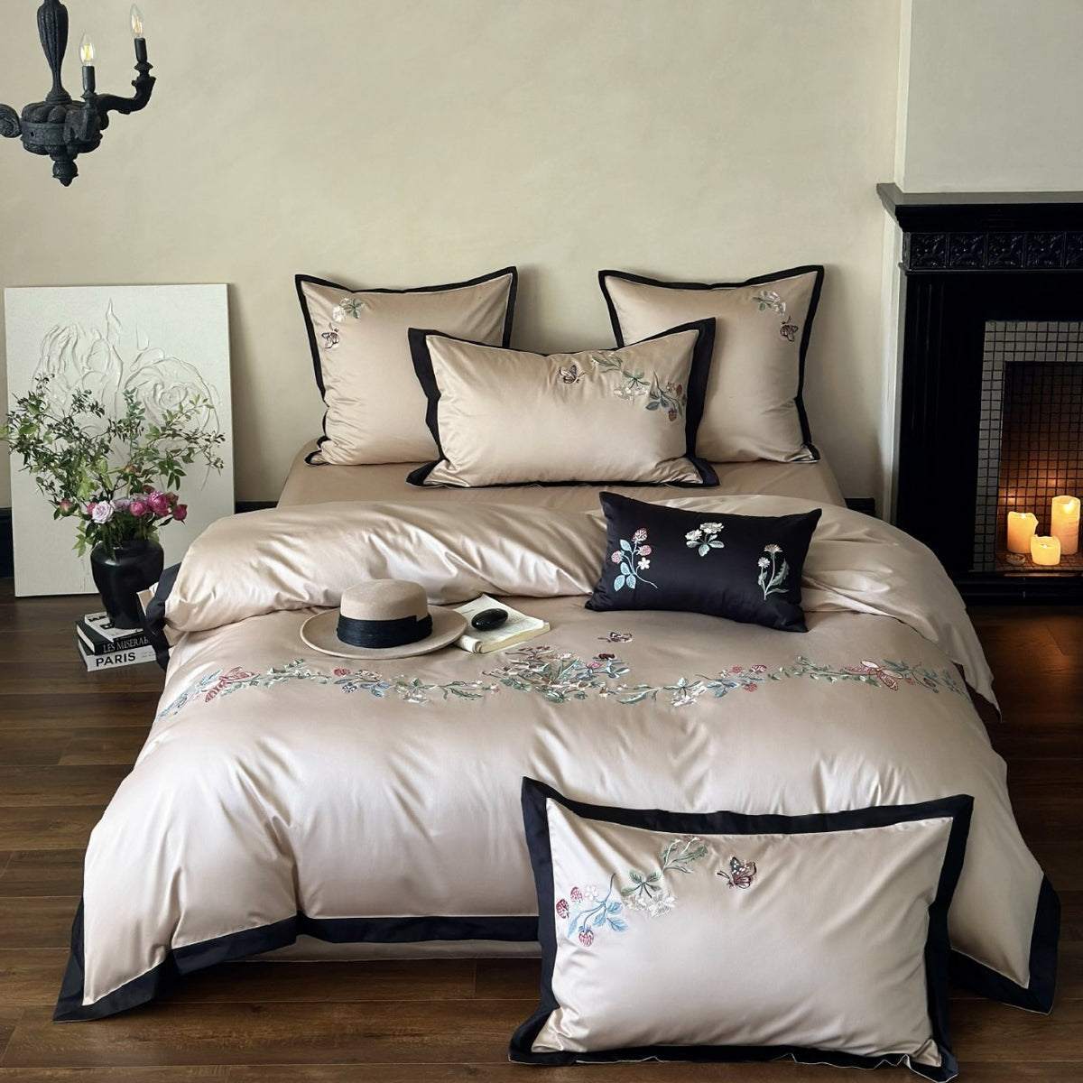 Luxuriöses besticktes Satin-Bettwäsche-Set mit Kontrastpaspel und Zierkissen