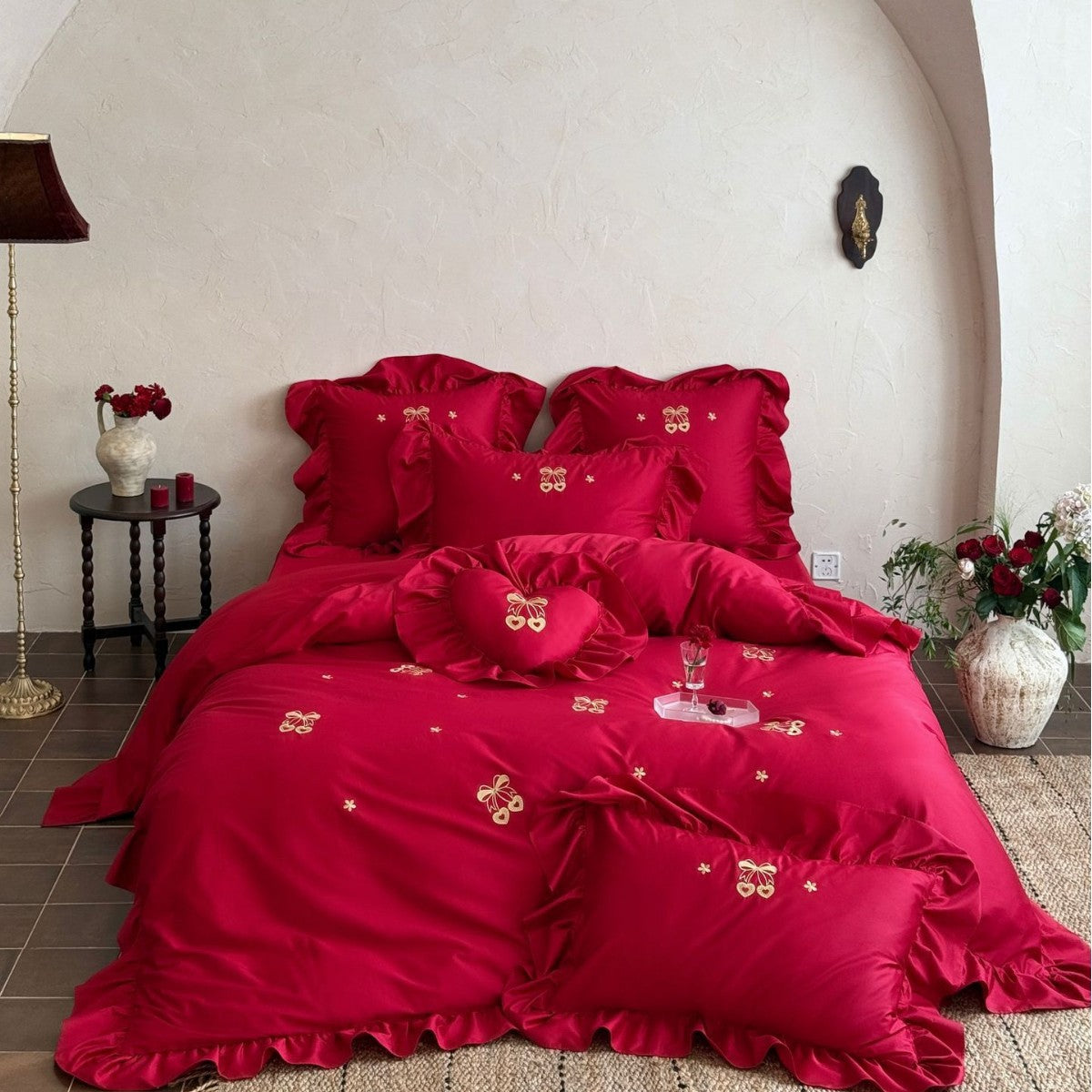 Satin-Bettwäsche-Set mit Volant und romantischer Herz- und Schleifenstickerei