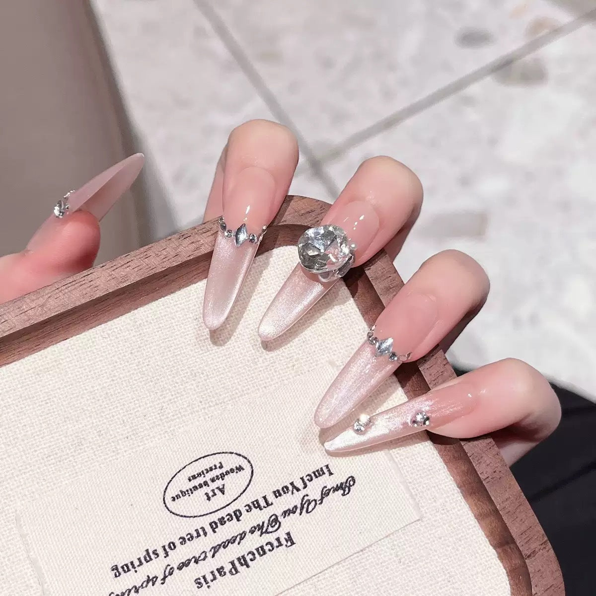 Dekorative mit Strass verzierten Stiletto-Nagelverlängerungen Brehn