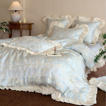 Luxuriöses Blumenspitzen-Rüschenduvet mit Satinstreifen