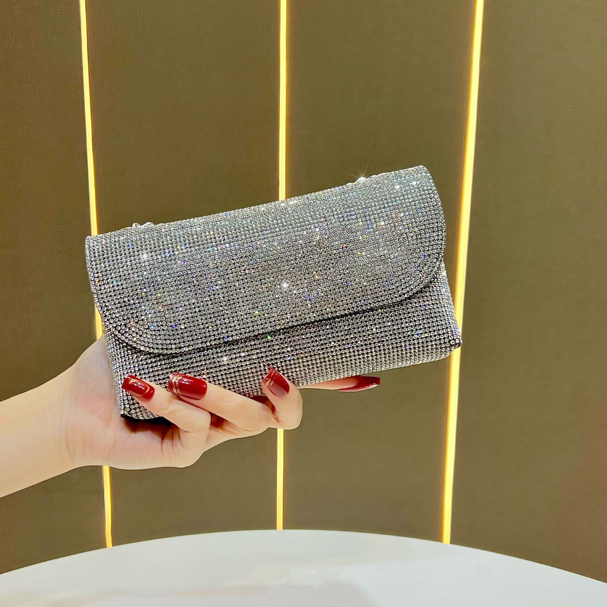 Dekorative Kristallbesetzte Abendclutch
