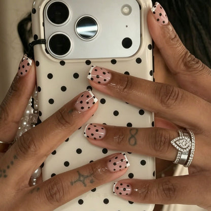 Kunstnagelset mit eleganten Punkten und französischen Spitzen Brehn