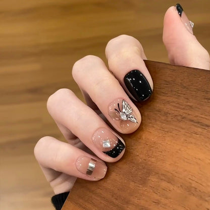 Elegante Druck-Nageltips mit goldenen Akzenten Brehn