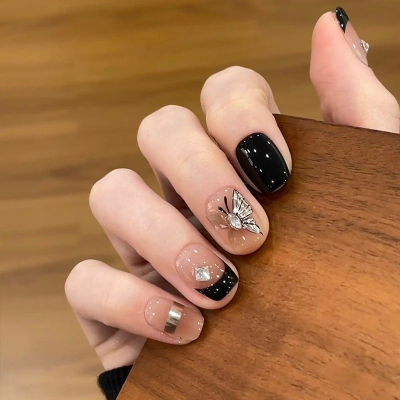 Elegantes Press-On-Nageldesign mit Strassakzenten Brehn
