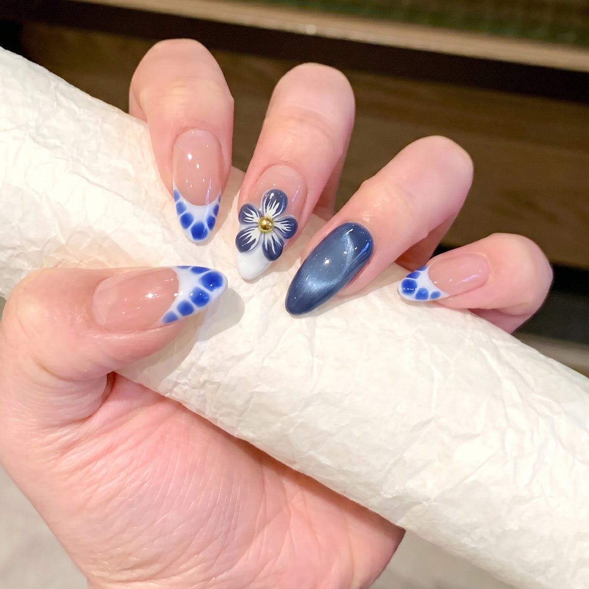 Künstlerisches Press-On-Nagel-Set mit floralen und geometrischen Akzenten Brehn