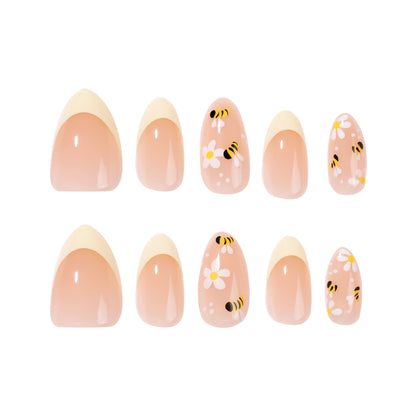 Kunstvolle Nagelkunst mit Bienen- und Blumedesign Brehn