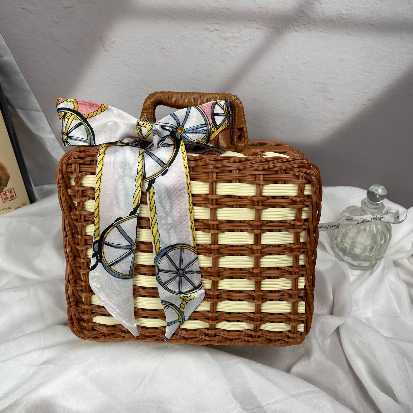 Damen geflochtener Handtasche mit dekorativem Seidenband Brehn