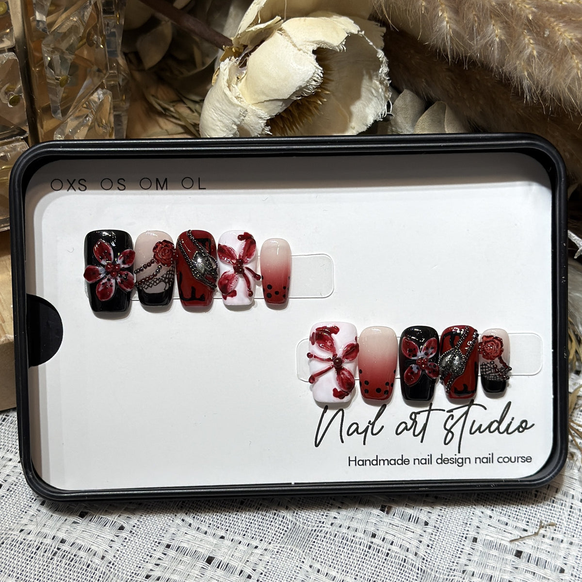 Künstlerisches Nagelschmuck Press-On Set mit einzigartigen floralen und Edelsteindesigns Brehn