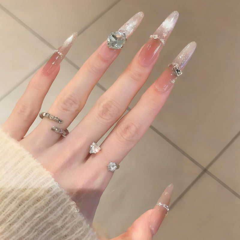 Glamouröse Kunstnägel mit Kristallakzenten Brehn