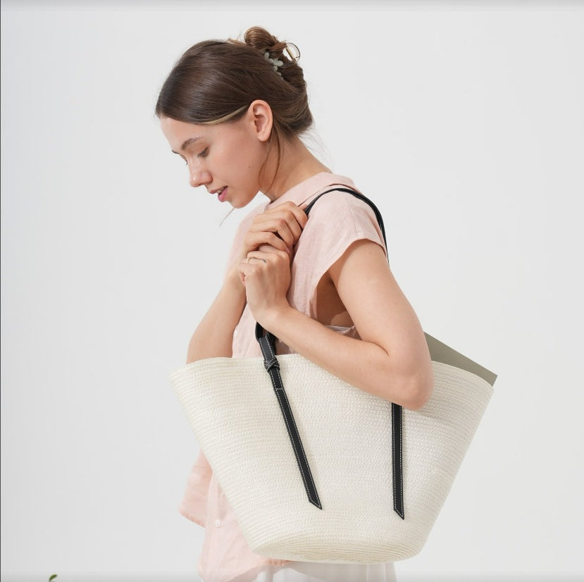 Elegante Strandtasche Aus Geflochtenem Naturmaterial mit Lederakzenten Brehn