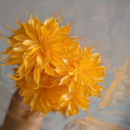 Lebensechte dekorative Blumensträuße