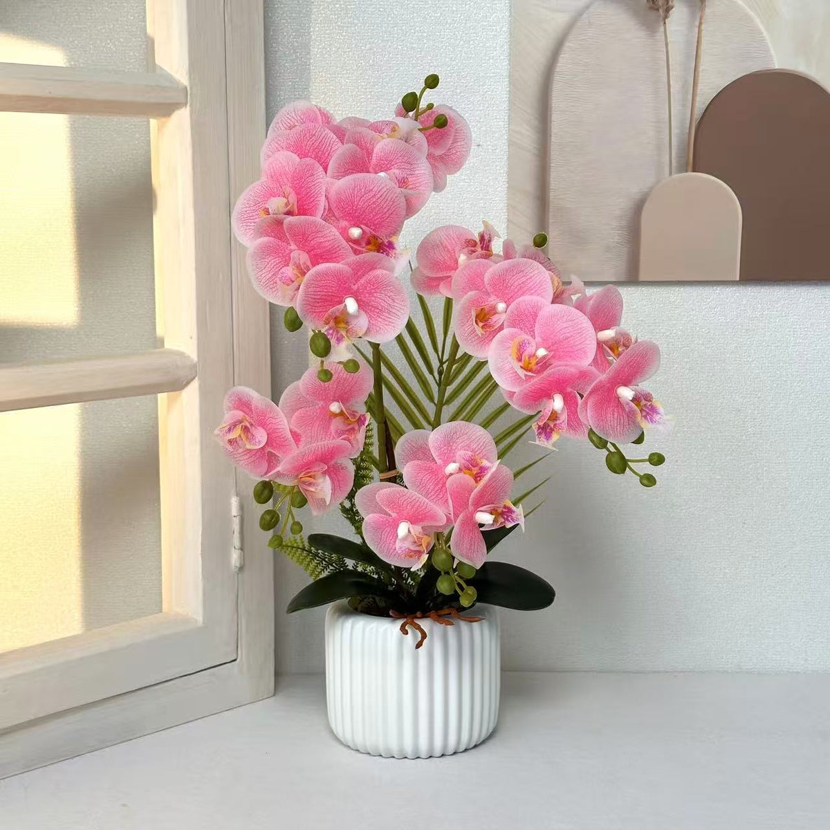 Künstliche Orchideenarrangement für dekorative Wohnbebilderung