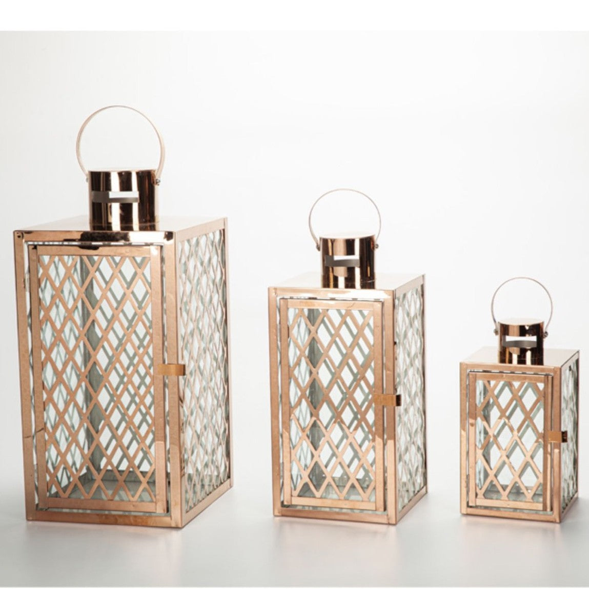 Moderne polierte Gitter-Metalllaterne-Kollektion mit Scharniertür und oberem Schlaufengriff Brehn