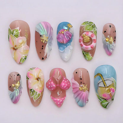 Kunstnagelset mit botanischen Designs und glamourösen Akzenten Brehn