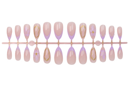 Kunstnagelset mit zarten floralen Verzierungen und elegantem Glanz Brehn