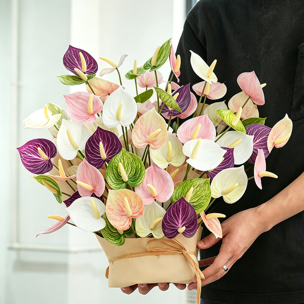 Lebensnahe dekorative Anthurium-Blütenstielanordnung