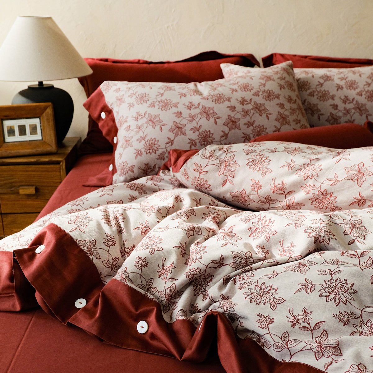 Gewebte Bettwäschegarnitur aus Baumwoll‑Leinen‑Mix mit dekorativem Blumenjacquard und feiner Kissenblende