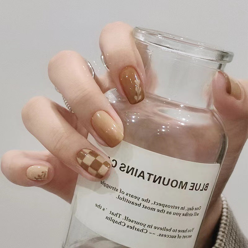 Kunstvolle Nagelkunst mit modernen Mustern Brehn