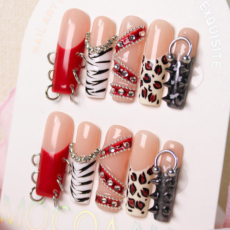 Kunstnagelset mit glamourösen Akzenten und außergewöhnlichen Designs Brehn