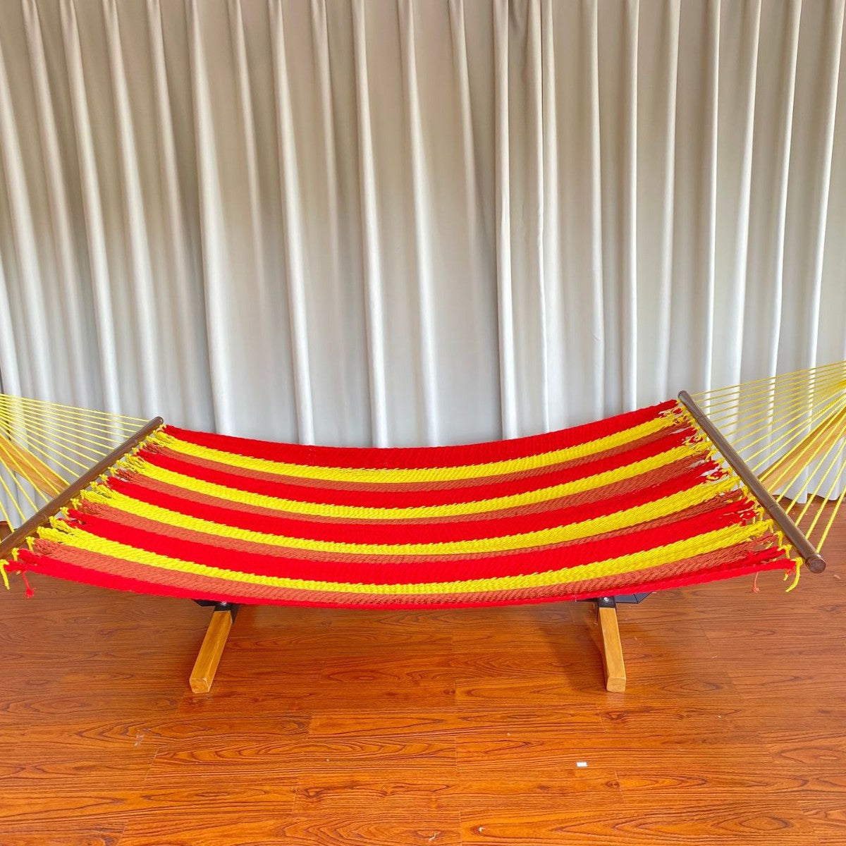 Gewebte Baumwollhammock mit Holzspreaderleisten und freistehendem Gestell Brehn