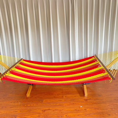 Gewebte Baumwollhammock mit Holzspreaderleisten und freistehendem Gestell Brehn