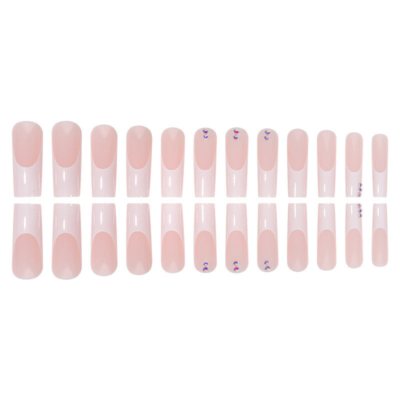 Kunstnagelset mit eleganten French-Spitzen und funkelnden Strassverzierungen Brehn