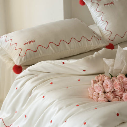 Bettwäsche-Set aus Baumwollsatin mit gewellter Stickkante und Pompon-Kissen