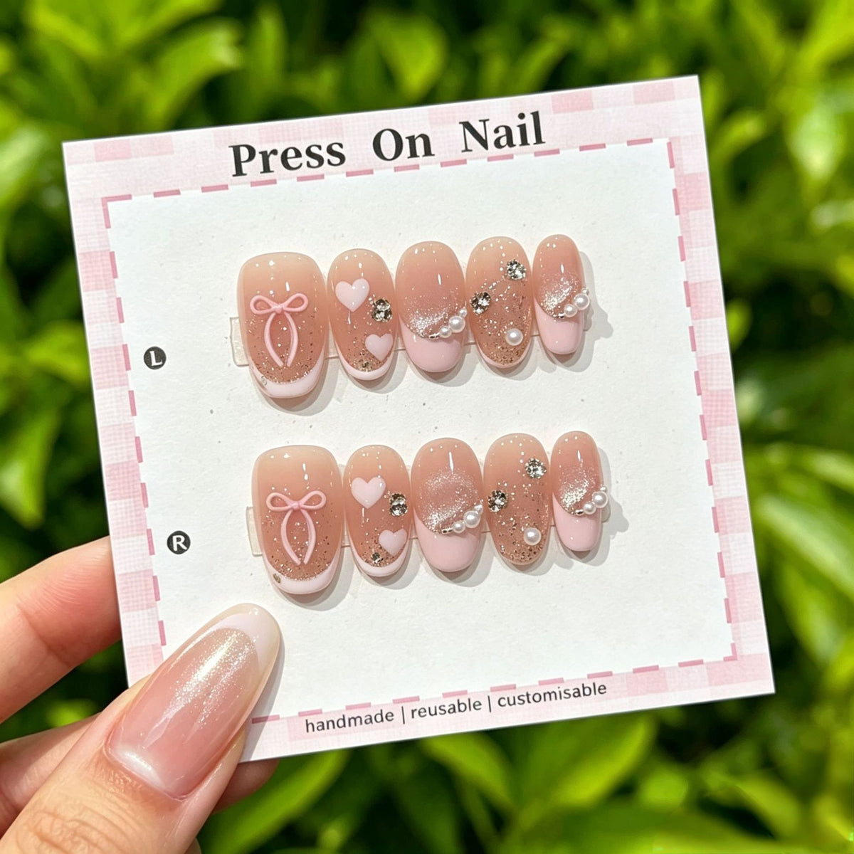 Künstlerisches Press-On Nail Art Set mit niedlichen Charakteren und Schleifenakzenten