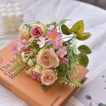 Lebensechter künstlicher Blumenstrauß mit Farnakzenten