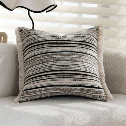 Quadratischer Leinen-Baumwoll Kissenbezug mit feinem Streifenrelief und dekorativen Fransen Brehn