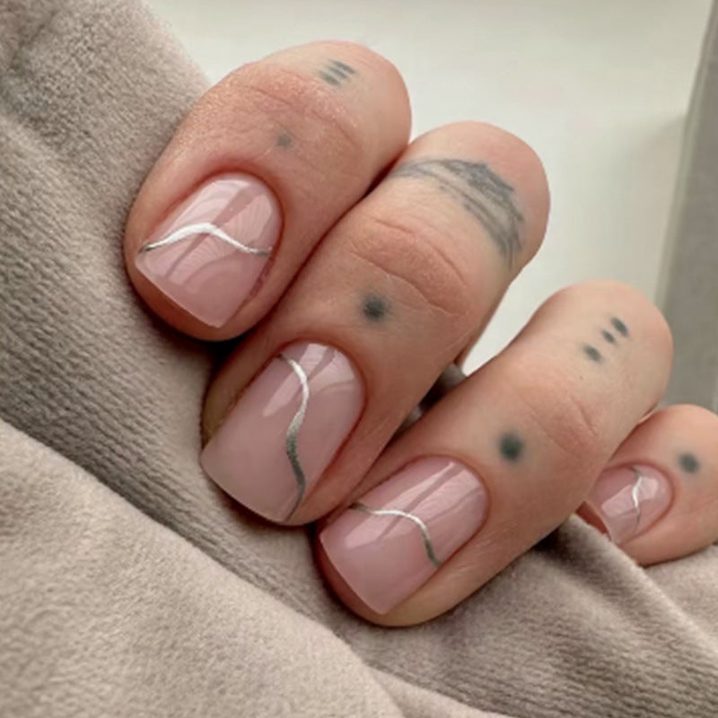 Kunstnagelset mit eleganten Wellenlinien und schimmernden Akzenten Brehn