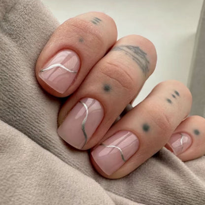 Kunstnagelset mit eleganten Wellenlinien und schimmernden Akzenten Brehn