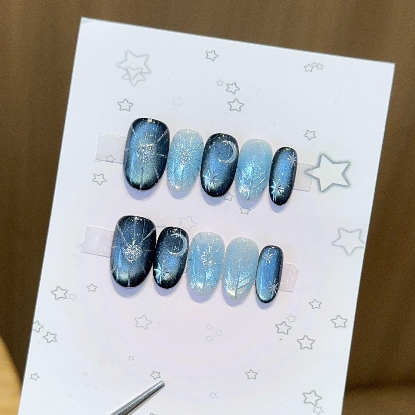 Glamouröse Kunstnagelspitzen mit Sternen- und Glitzereffekten Brehn