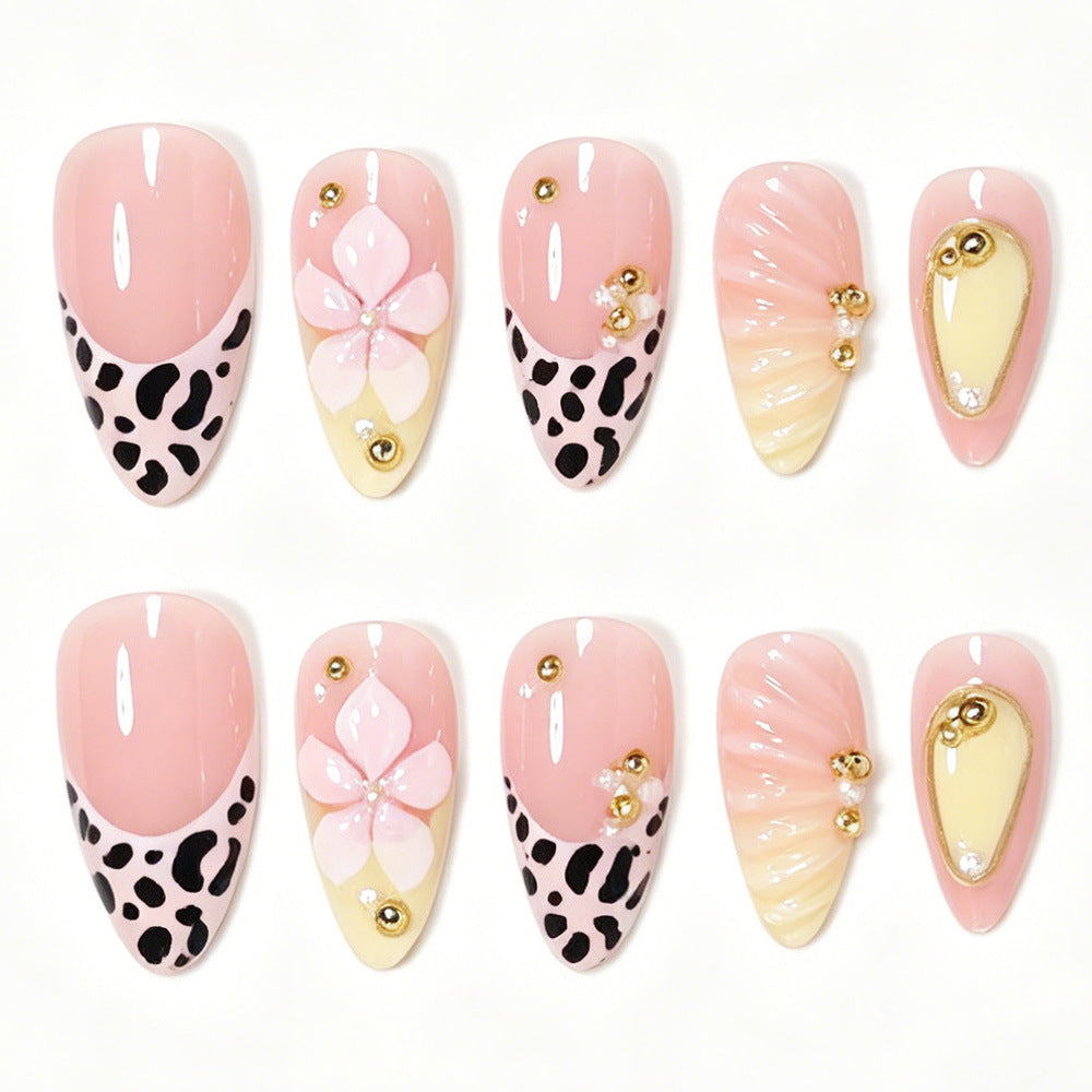 Dekorative Stiletto Nagelkunst Tipps mit floralen Akzenten Brehn
