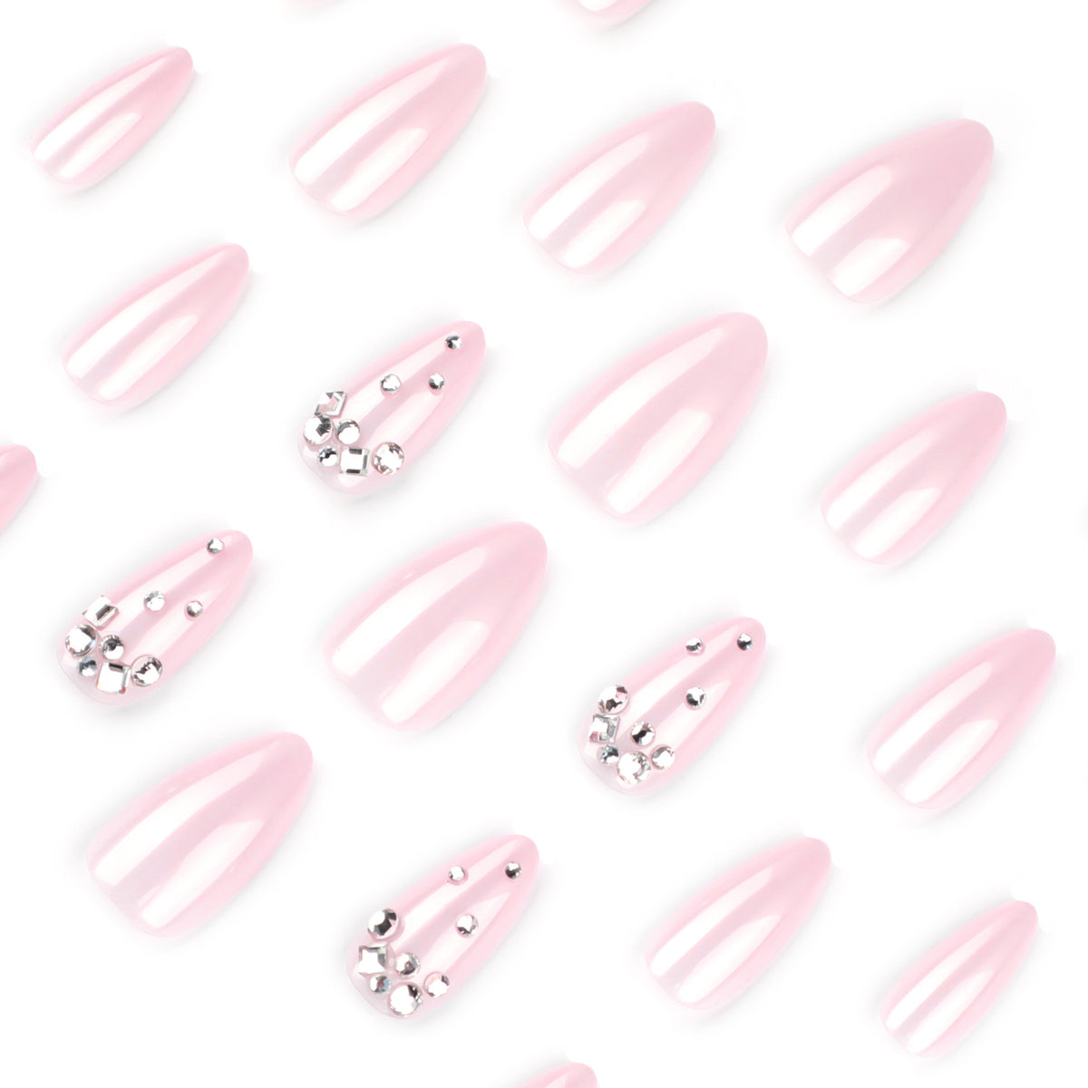 Kunstvolle Nailart mit zarten Glitzerakzenten und elegantem French-Tip Brehn