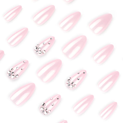 Kunstvolle Nailart mit zarten Glitzerakzenten und elegantem French-Tip Brehn