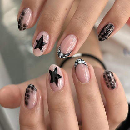 Kunstnagelset mit stilvollen Sternen- und geometrischen Mustern Brehn