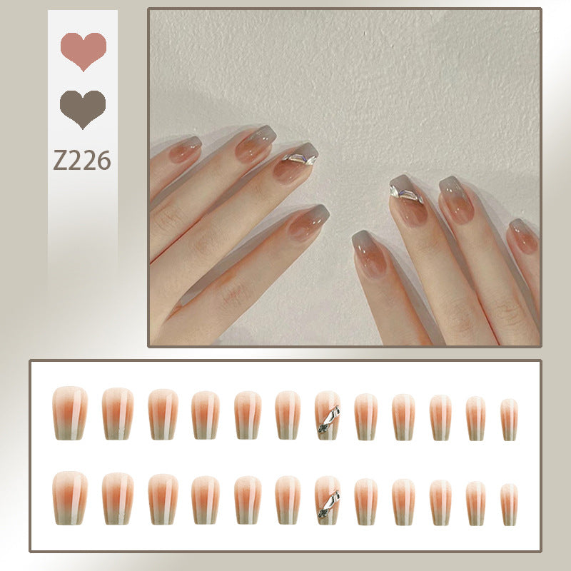 Kunstnagelset mit elegantem Ombre-Design und funkelnden Applikationen Brehn