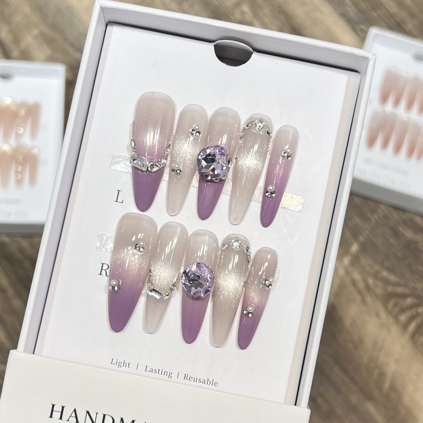 Elegante Stiletto Press-On Nägel mit Edelsteinakzenten Brehn