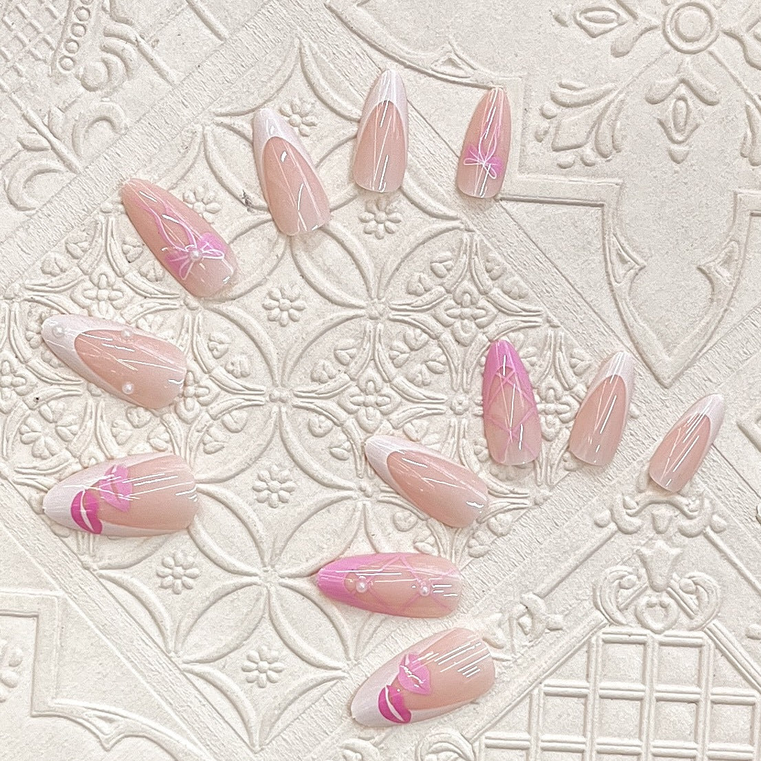 Künstlerisches Press-On Nagelset mit Kiss und Bow Design Brehn