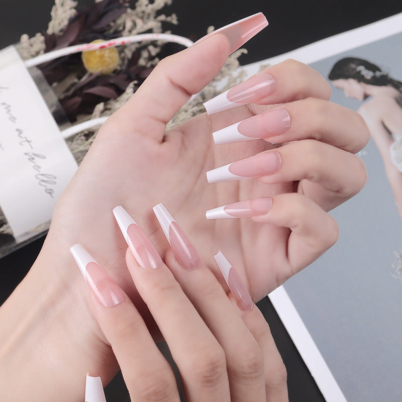 Elegantes Stiletto-Press-On-Nagelset mit zweifarbigen Design Brehn