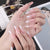 Elegantes Stiletto-Press-On-Nagelset mit zweifarbigen Design Brehn