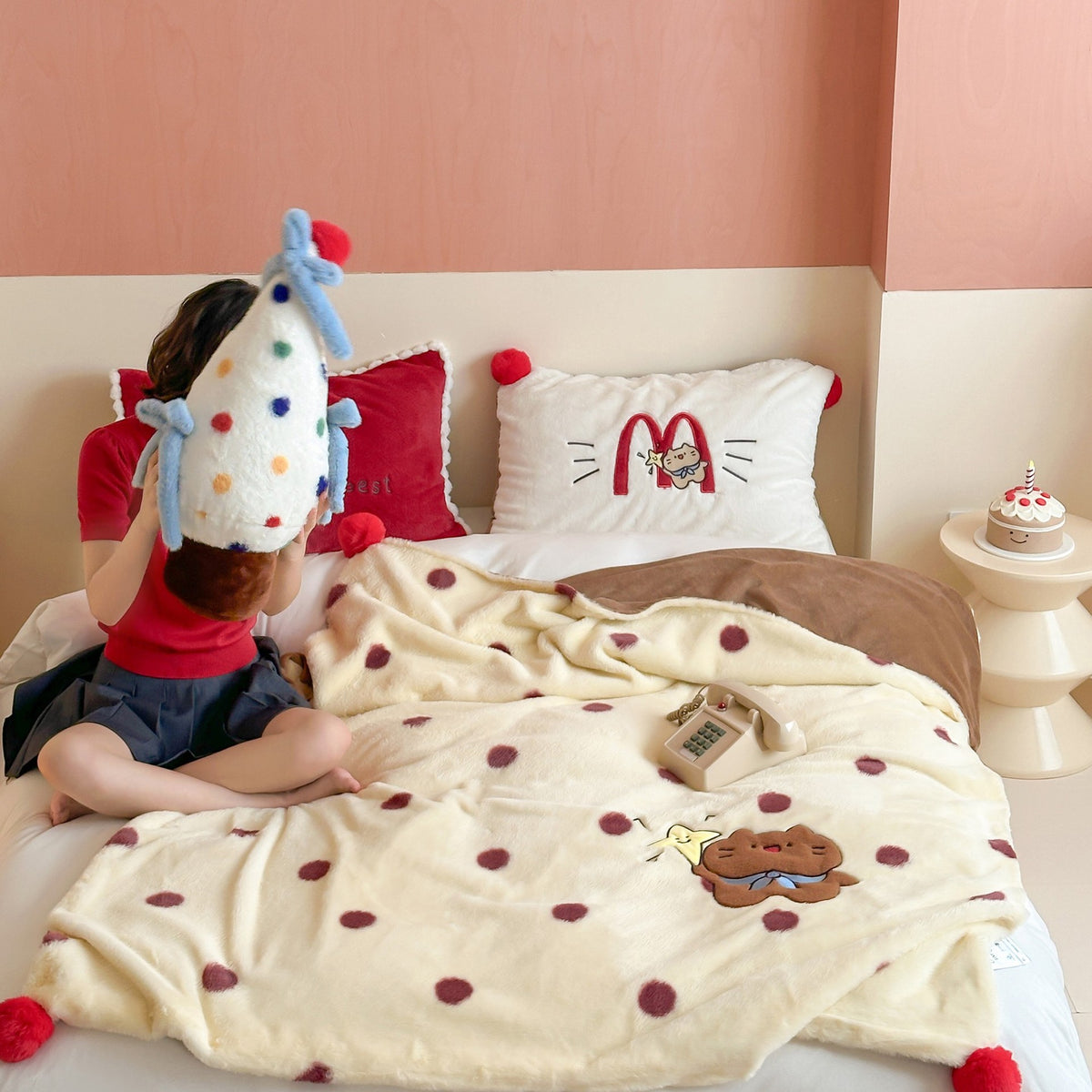 Extraweiche Mikrofleece-Wohndecke mit gesticktem Teddybär und Punkte-Motiv