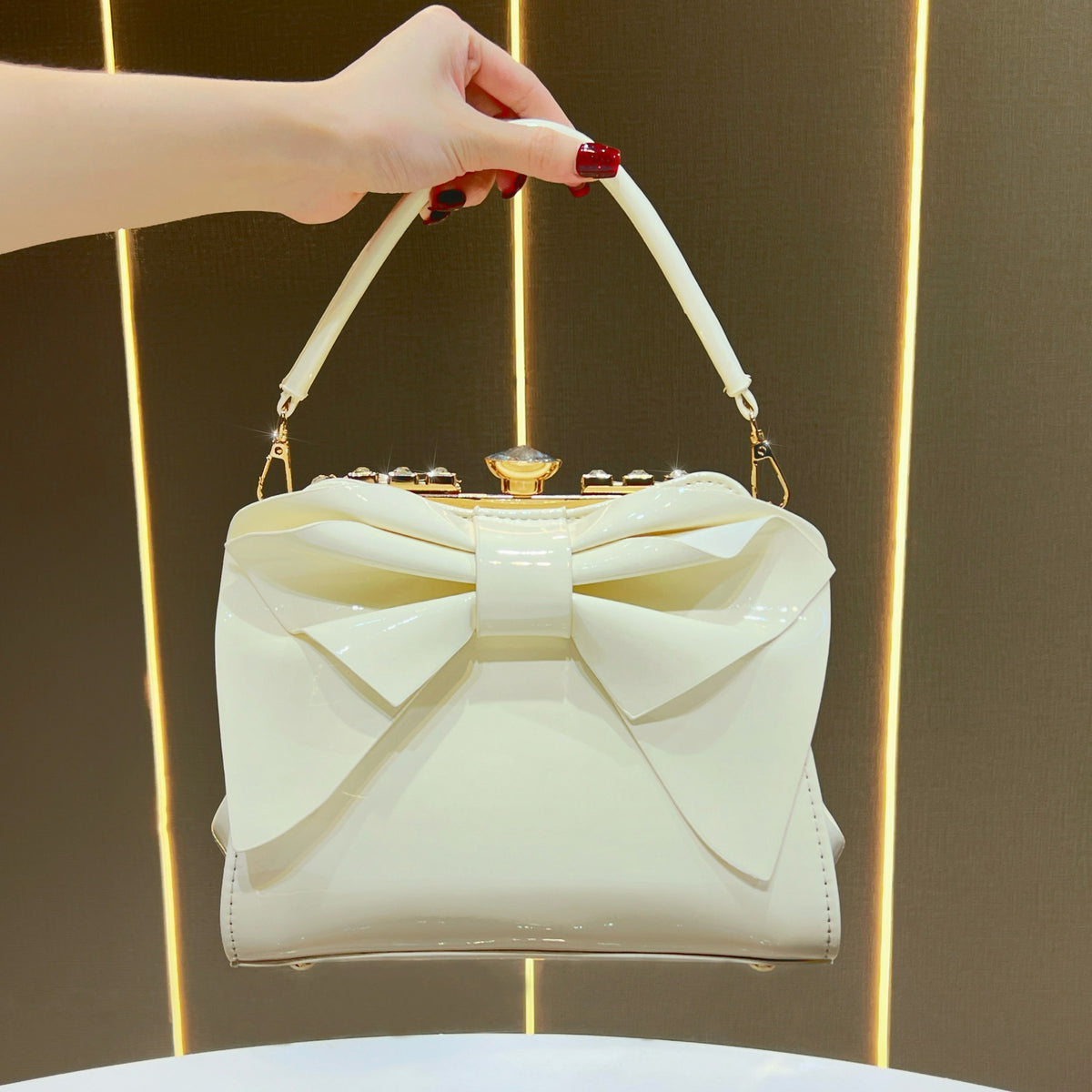 Elegante Handtasche mit Bogenakzent