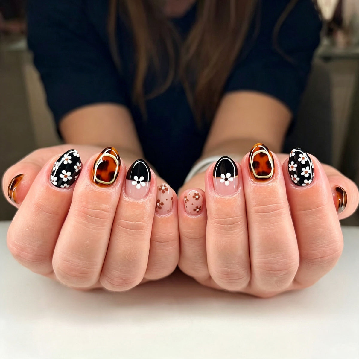 Künstlerisches Press-On Nail Art Set mit floralen Designs Brehn