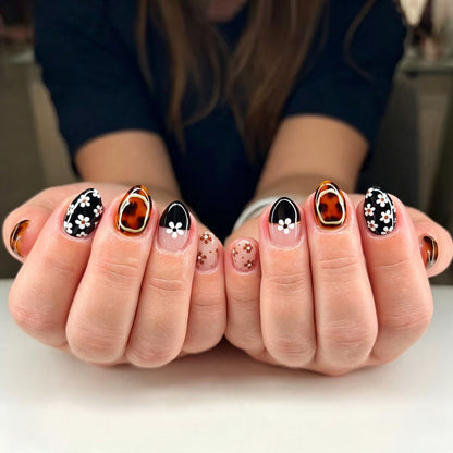 Künstlerisches Press-On Nail Art Set mit floralen Designs Brehn