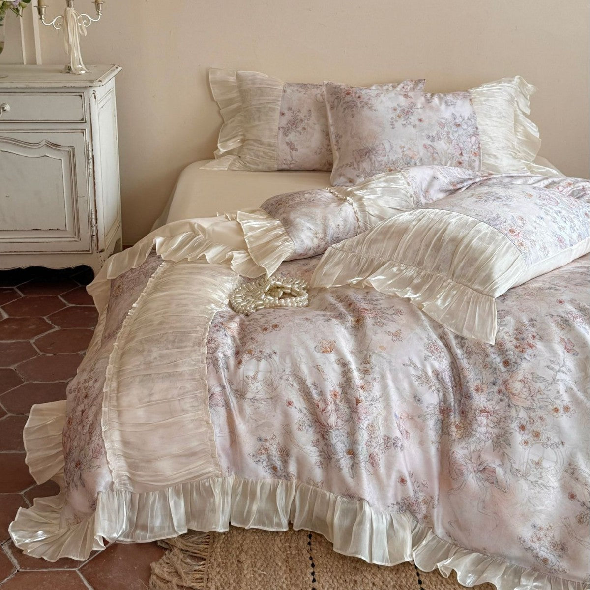 Romantische Bettwäsche-Garnitur aus Baumwollsatin mit floralem Vintage-Print und plissierten Volants Brehn