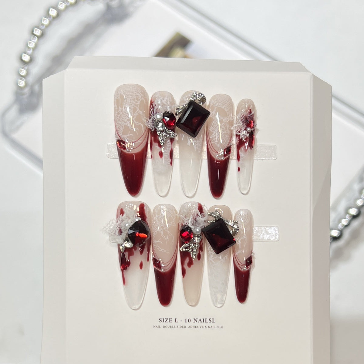 Künstlerisches Press-On-Nagelset mit elegantem floralen Design Brehn