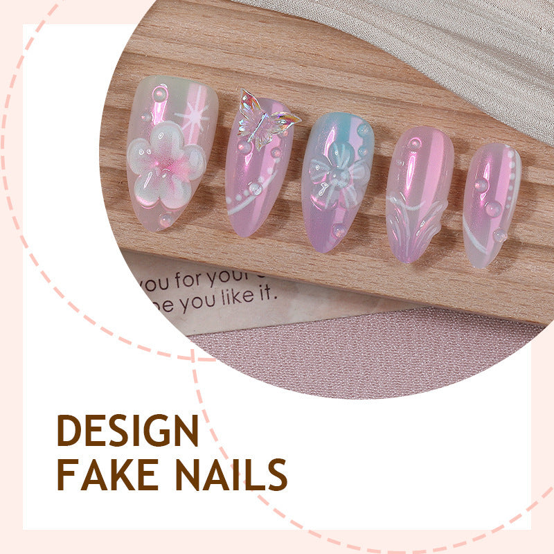 Kreatives Kunstnagelset mit zarten Blumen- und Glitzerdetails Brehn
